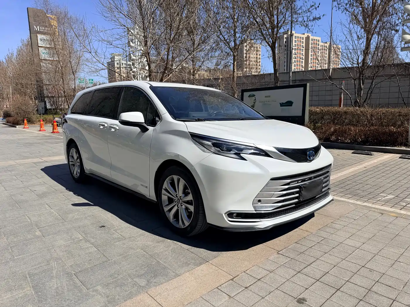 Toyota Sienna 2024 2.5L Hybrid Premium Edition фото 3