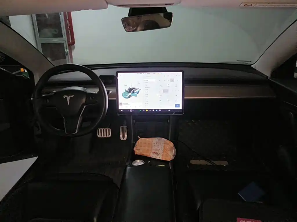 Фото 12 - Tesla Model 3