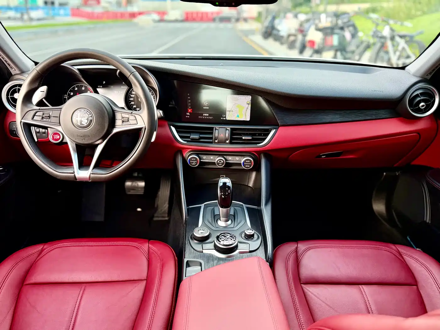Alfa Romeo Giulia 2019 2.0T 280HP Black Package Limited Edition фото 13