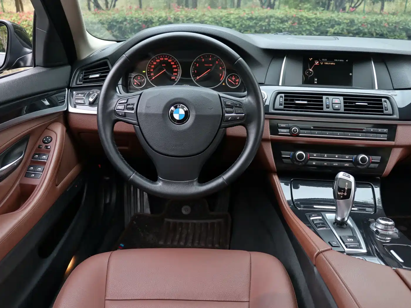 BMW 5 Series 2014 520Li Elegance фото 31