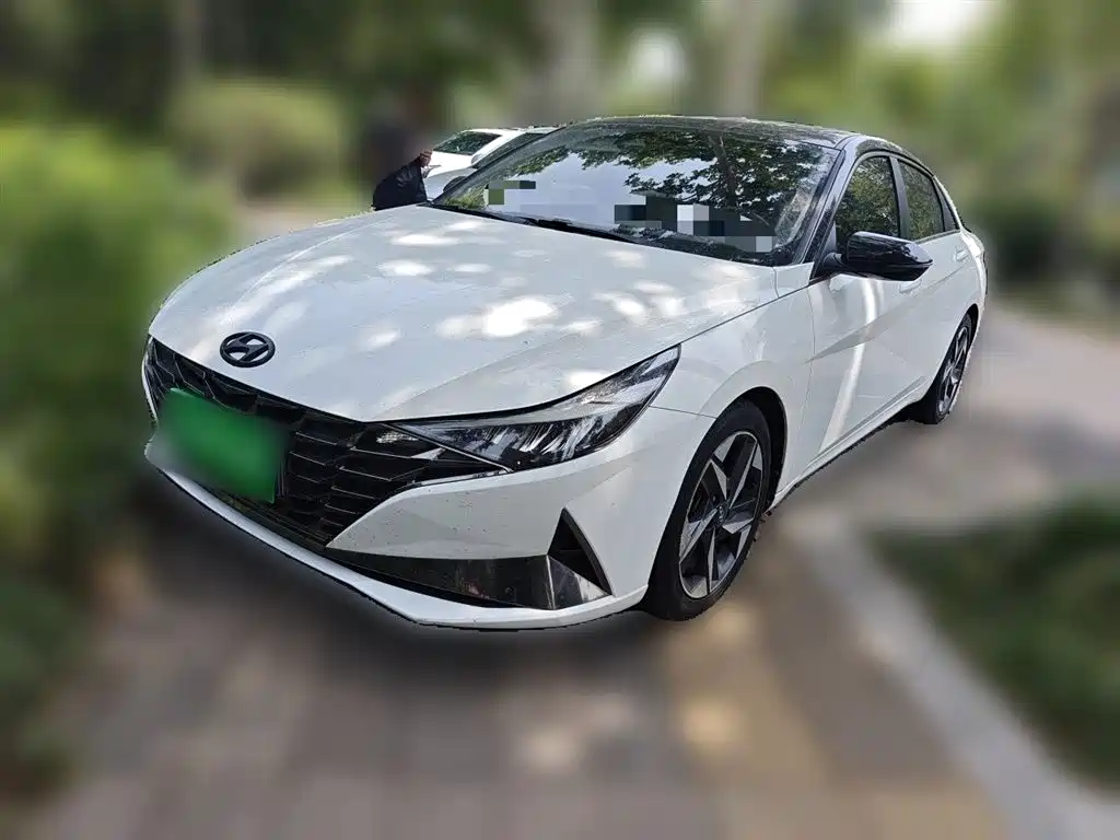 Hyundai Elantra 2021 1.5L CVT LUX Premium Edition фото 2