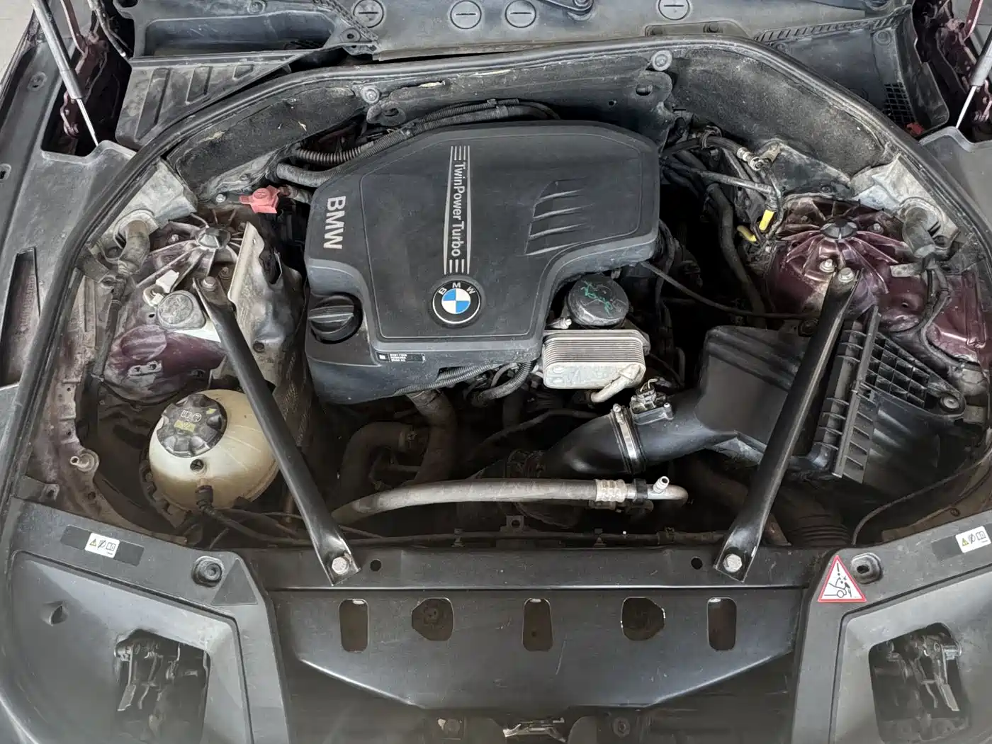 BMW 5 Series GT 2014 528i Leading фото 5
