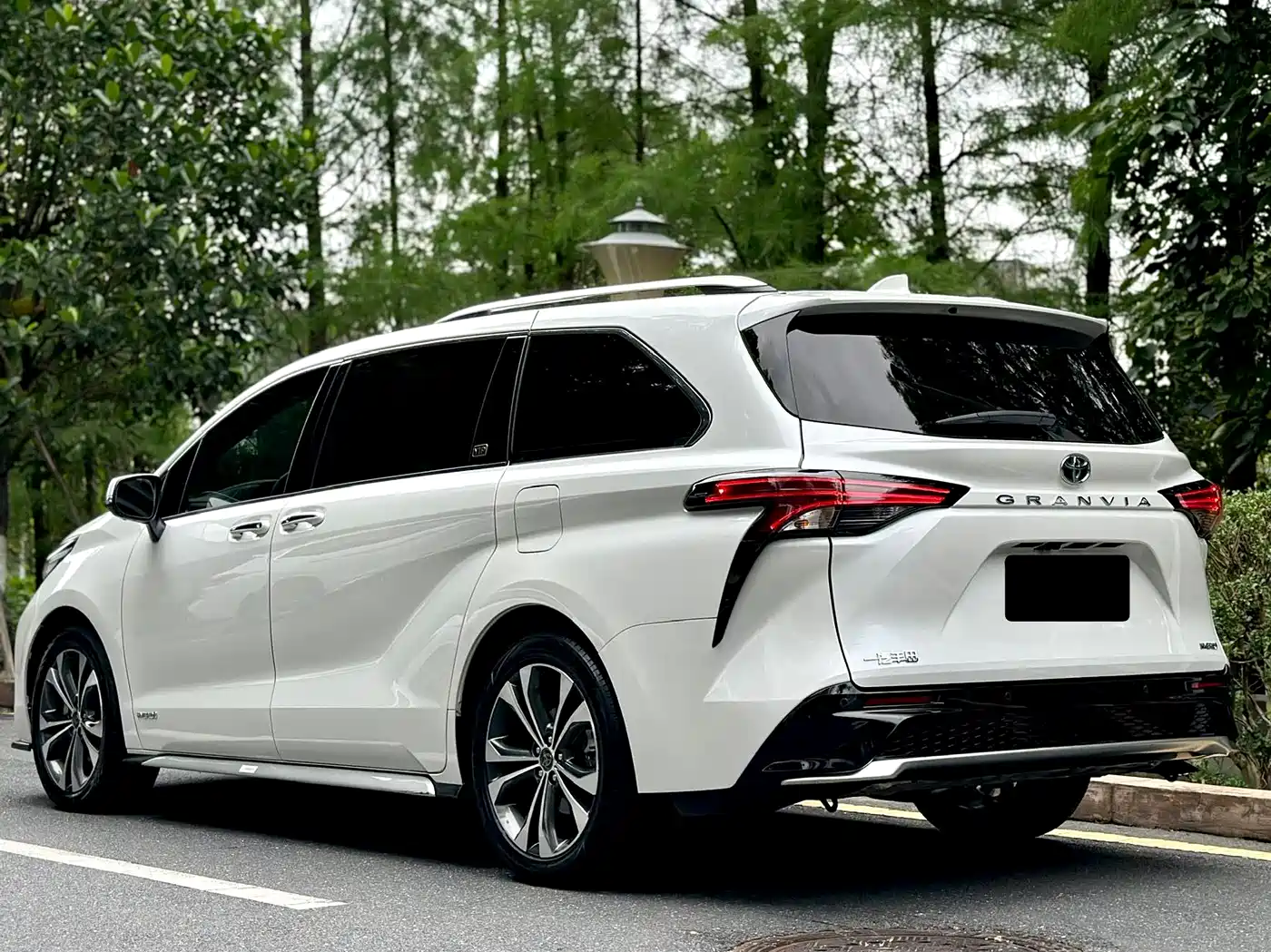 Toyota Granvia 2023 2.5L Hybrid Flagship VIP Edition фото 6