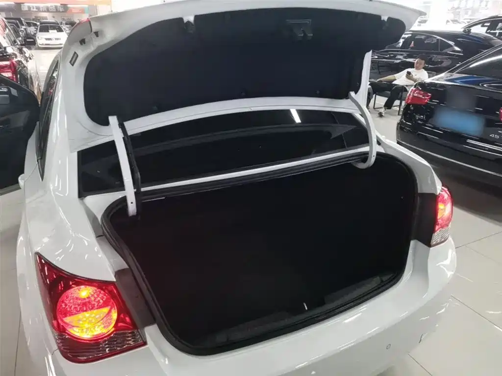Chevrolet Cruze 2014 1.6L SL Million Commemorative Edition MT фото 19