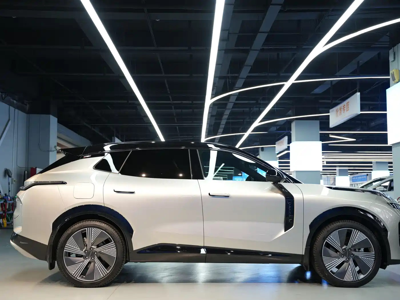Lynk & Co 08 EM-P 2023 220km 4WD Performance Halo фото 31
