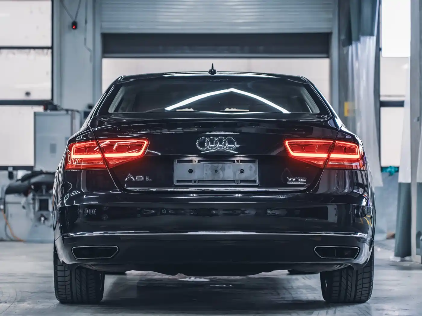 Audi A8 2011 A8L W12 6.3 FSI quattro фото 2