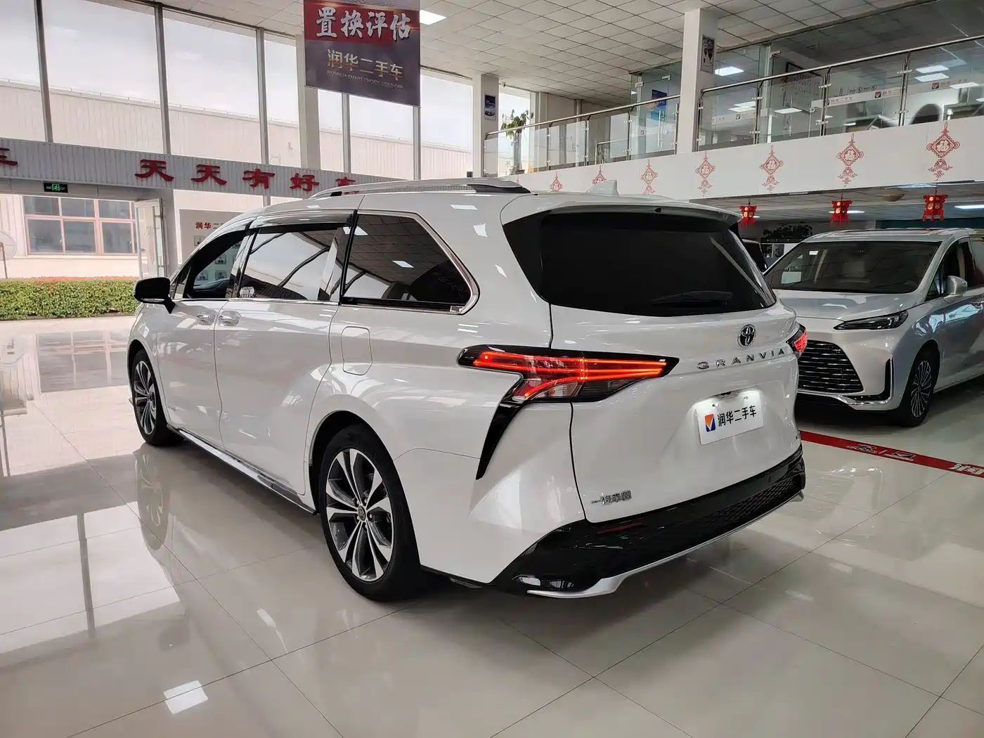 Toyota Granvia 2022 Model Year 2.5L Hybrid Flagship Edition фото 15