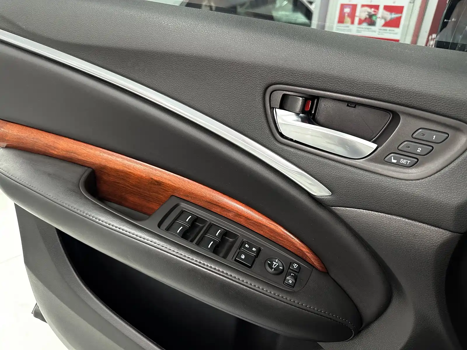 Photo 18 - Acura MDX