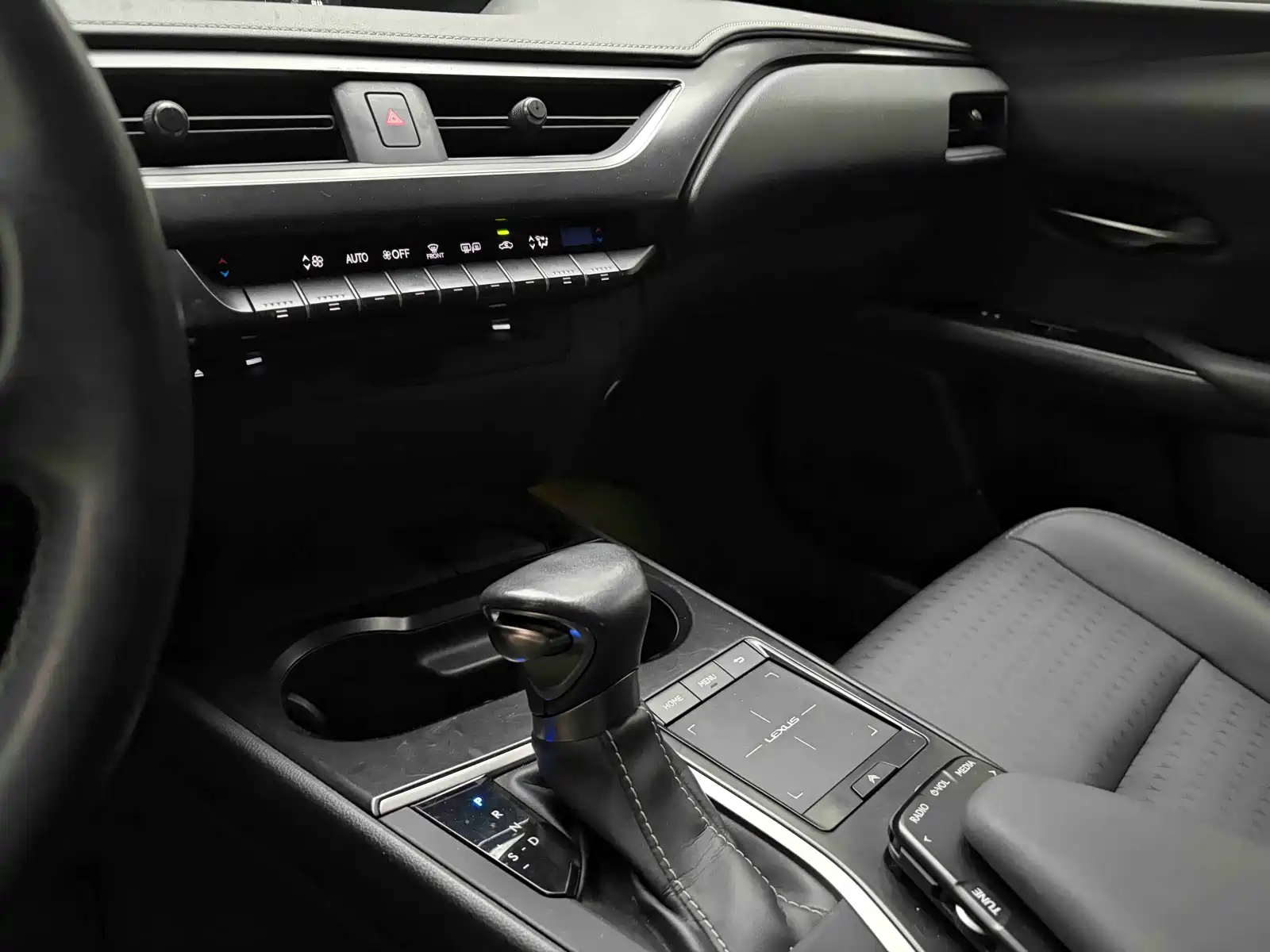 Фото 5 - Lexus UX