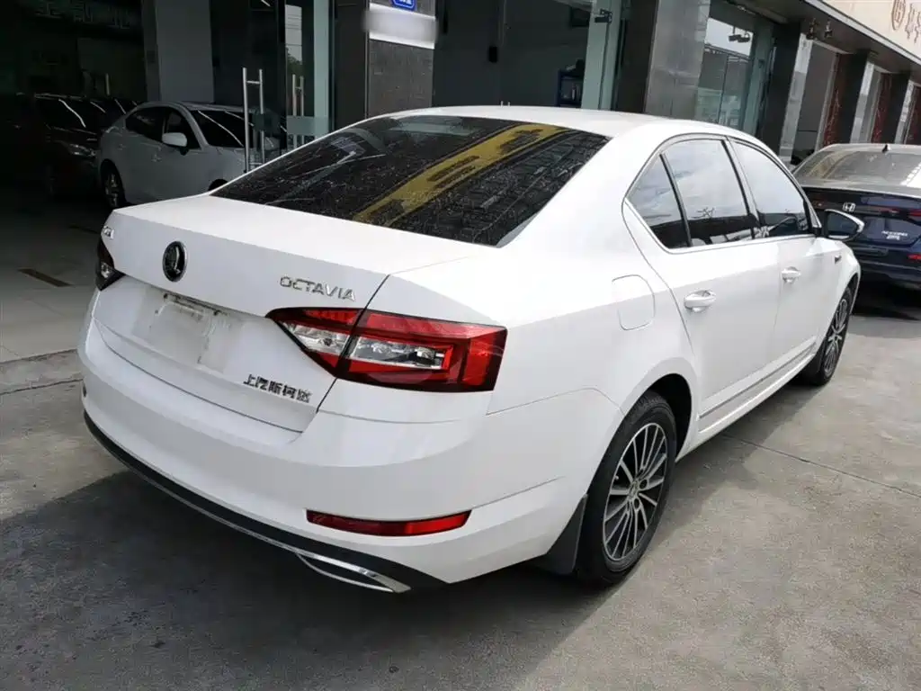 Škoda Octavia 2018 1.6L Automatic Luxury фото 7