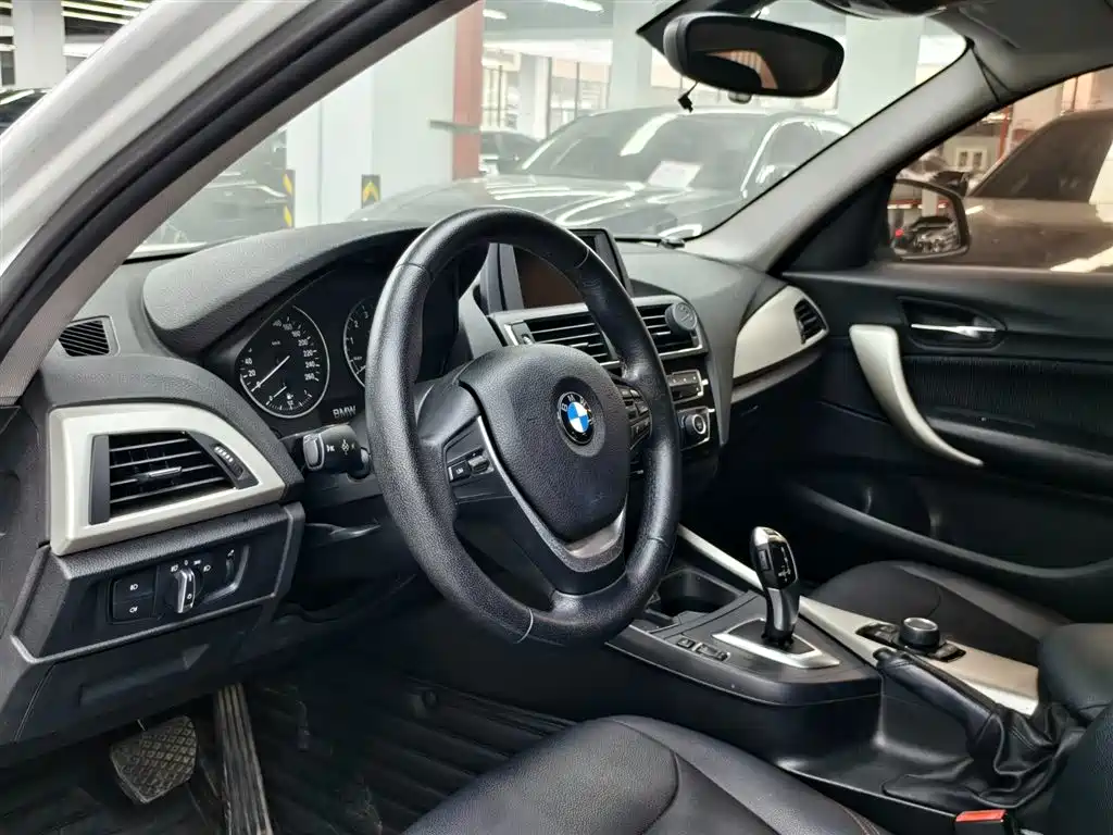 BMW 1 Series (Import) 2015 120i Leading фото 5