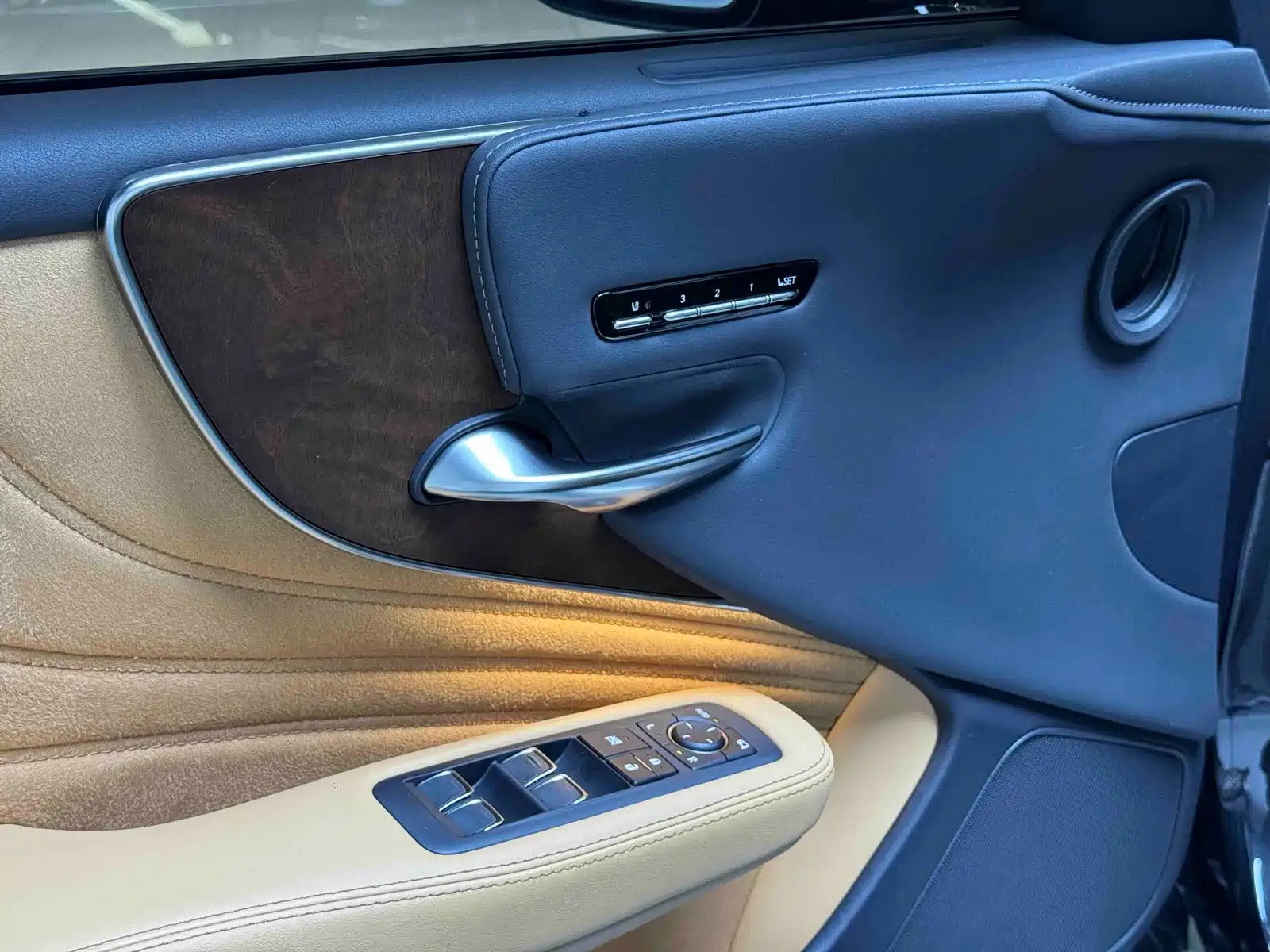 Фото 6 - Lexus LS