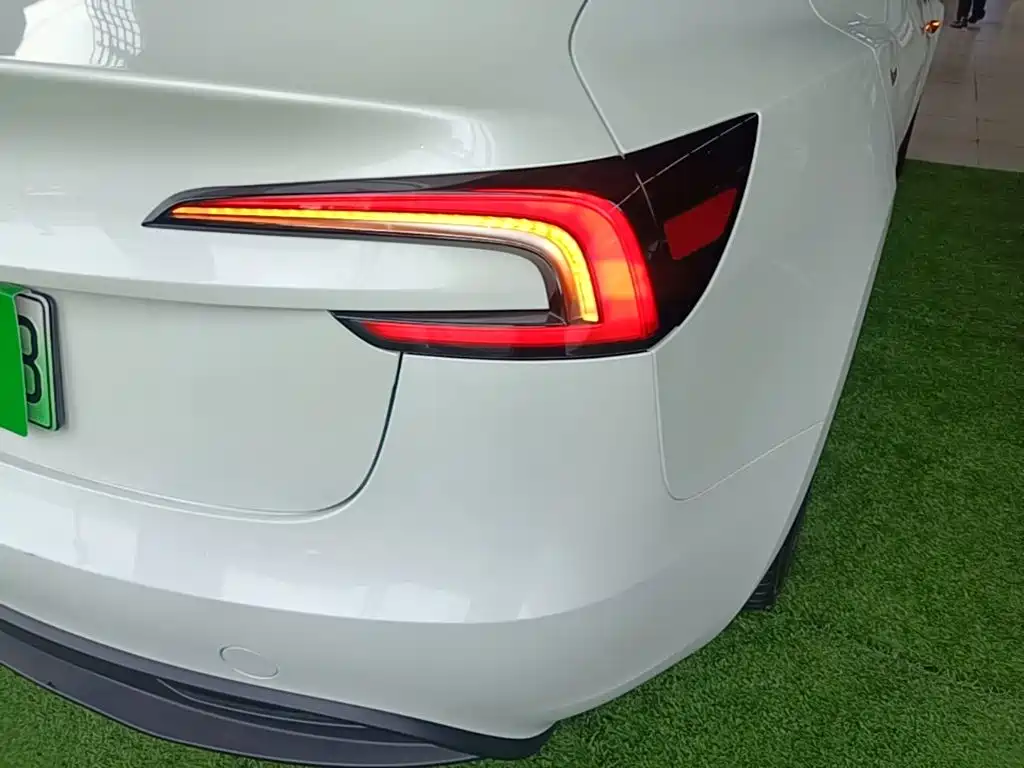 Tesla Model 3 2026 2025 Model Year Facelift Rear-Wheel Drive