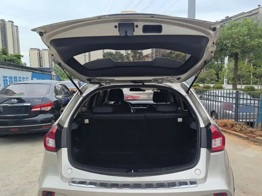 Фото 19 - Geely Vision X3