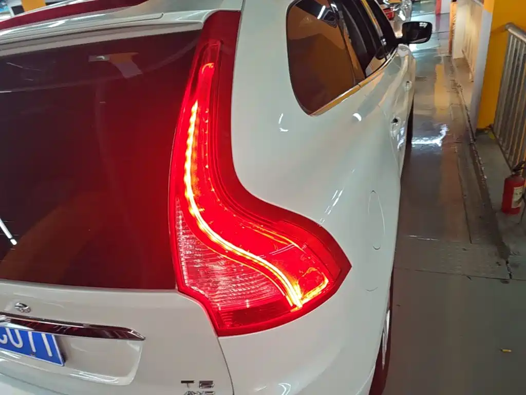 Фото 8 - Volvo XC60