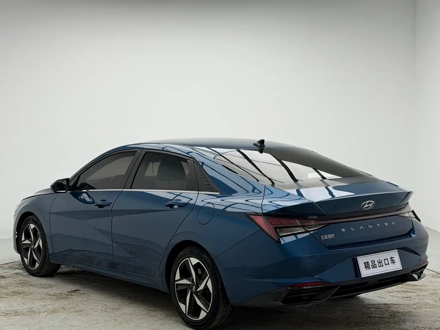 Hyundai Elantra 2022 1.5L CVT LUX Premium Edition фото 6