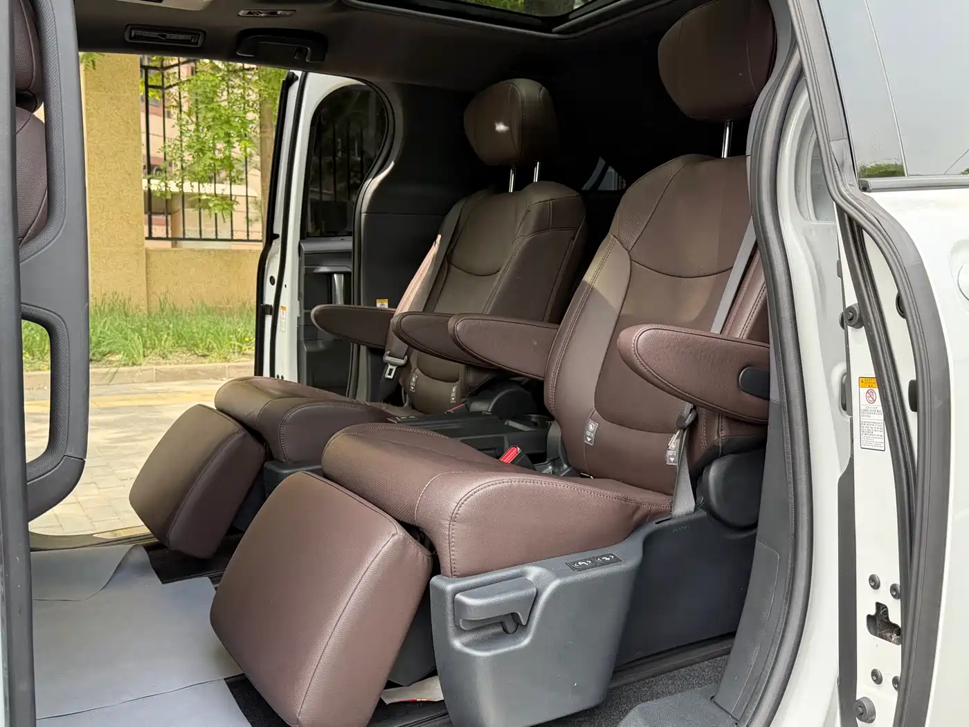 Toyota Sienna 2021 2.5L Hybrid Platinum Edition фото 7