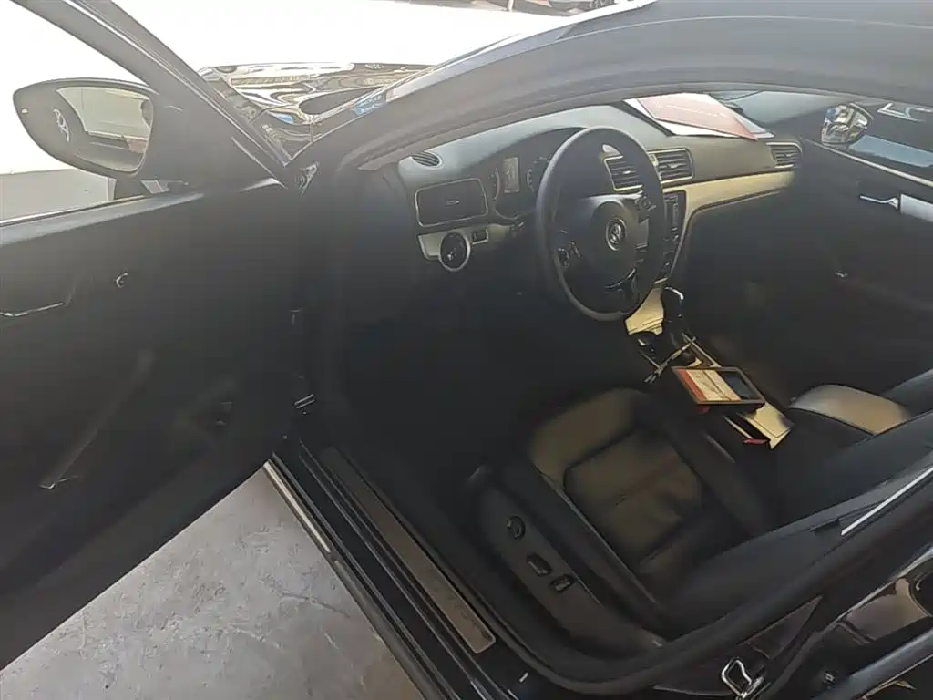 Volkswagen Passat 2015 1.8TSI DSG Honor Edition фото 16