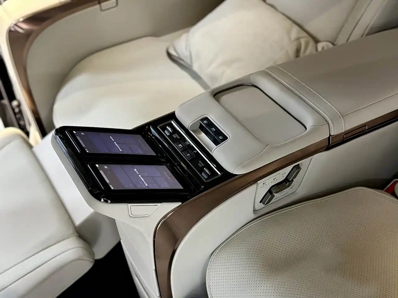 Lexus LM 2023 500h Four-Seat Imperial Edition фото 9