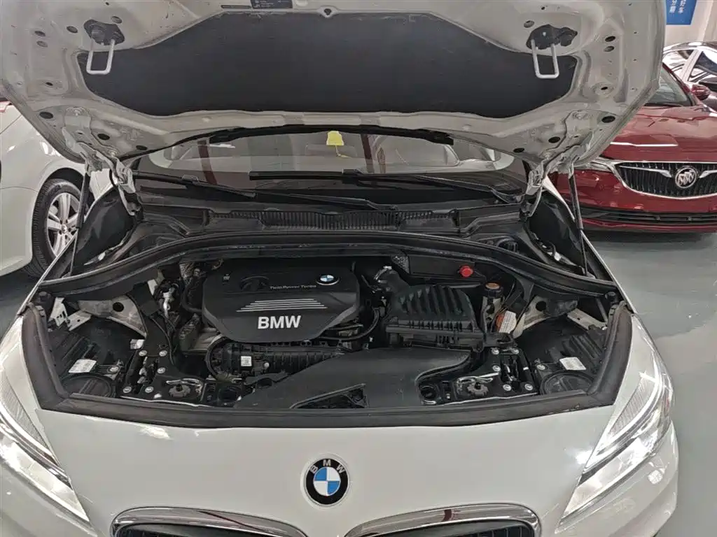 BMW 2 Series Touring 2016 218i Leading фото 20