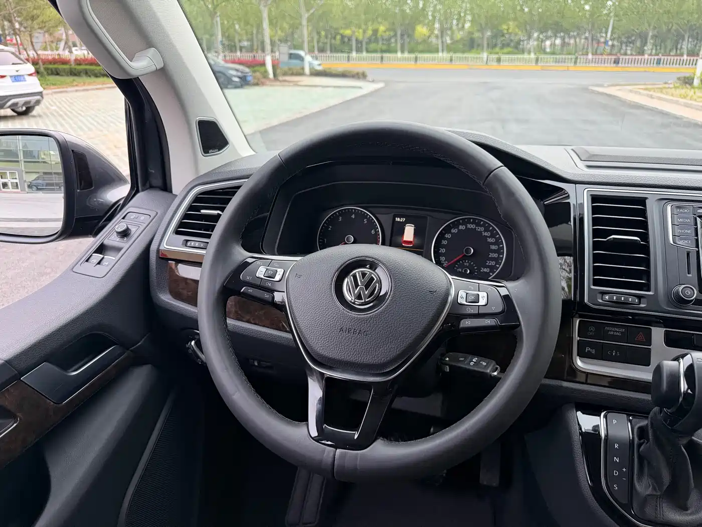 Volkswagen Multivan 2018 2.0TSI 4WD Explorer Edition 7-Seater фото 8