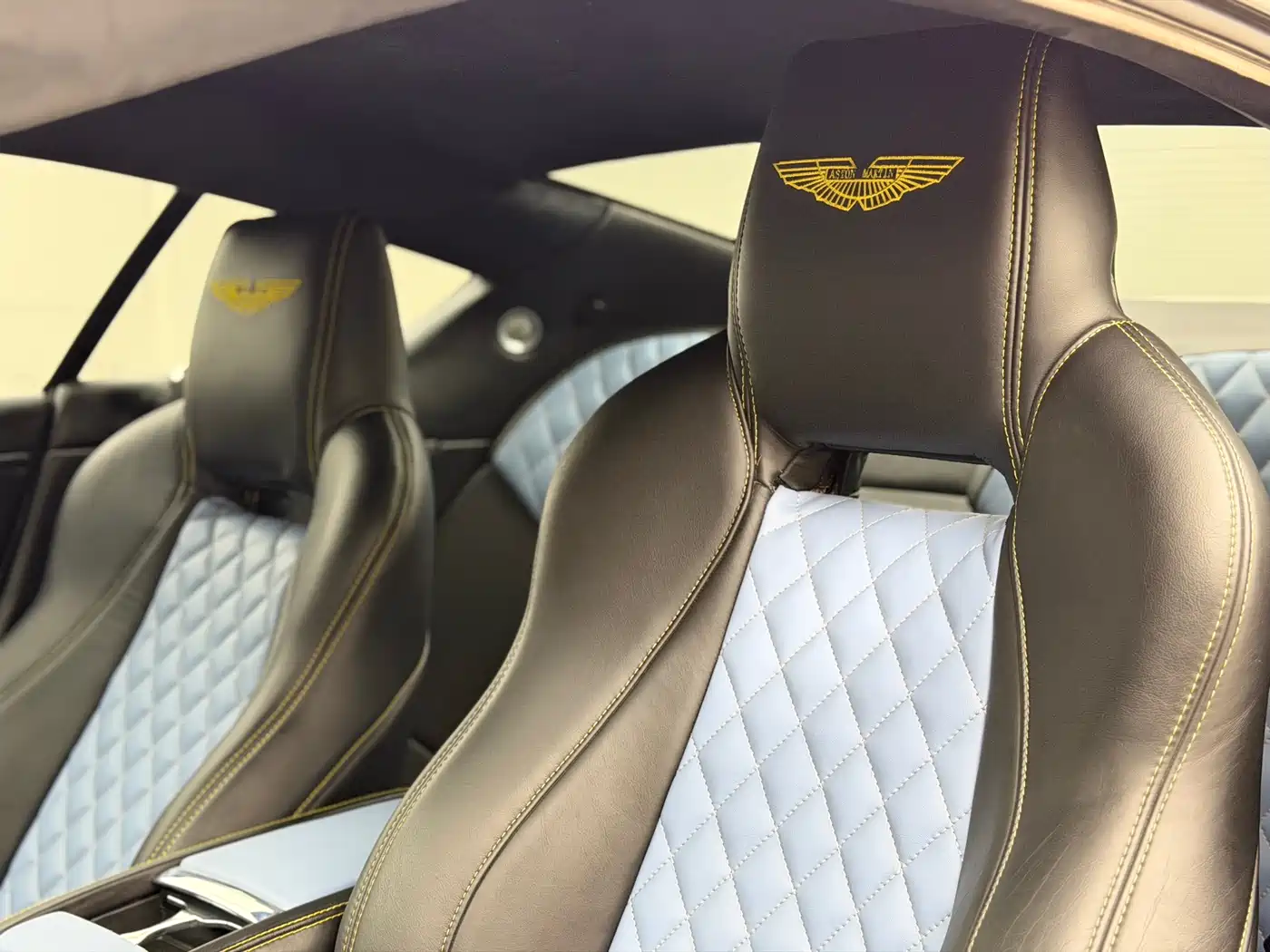 Aston Martin DB9 2011 6.0L Touchtronic Coupe фото 18