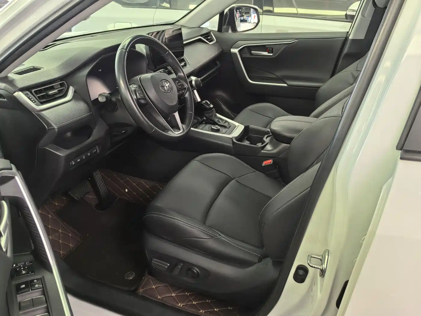 Toyota Wildlander 2023 Hybrid 2.5L E-CVT AWD Premium Edition фото 7