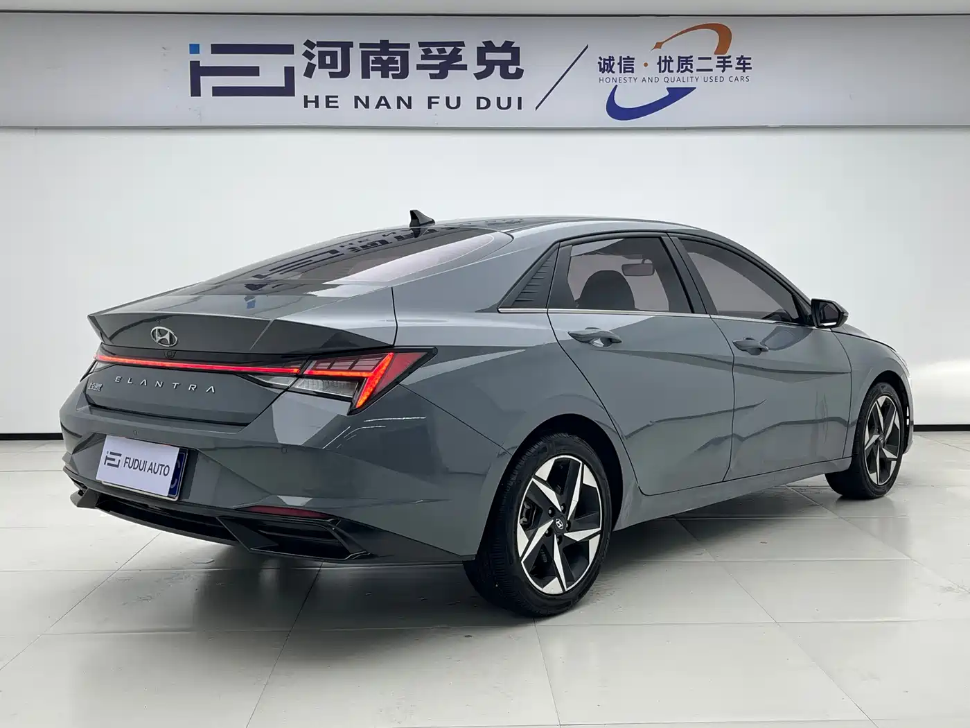 Hyundai Elantra 2022 1.5L CVT LUX Premium Edition фото 4