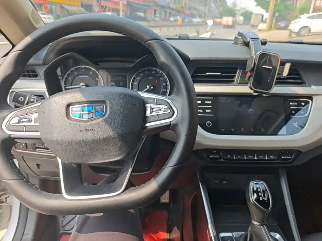 Фото 10 - Geely Vision X3