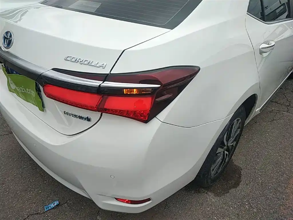 Toyota Corolla 2017 Facelift Hybrid 1.8L E-CVT Elite Edition фото 8