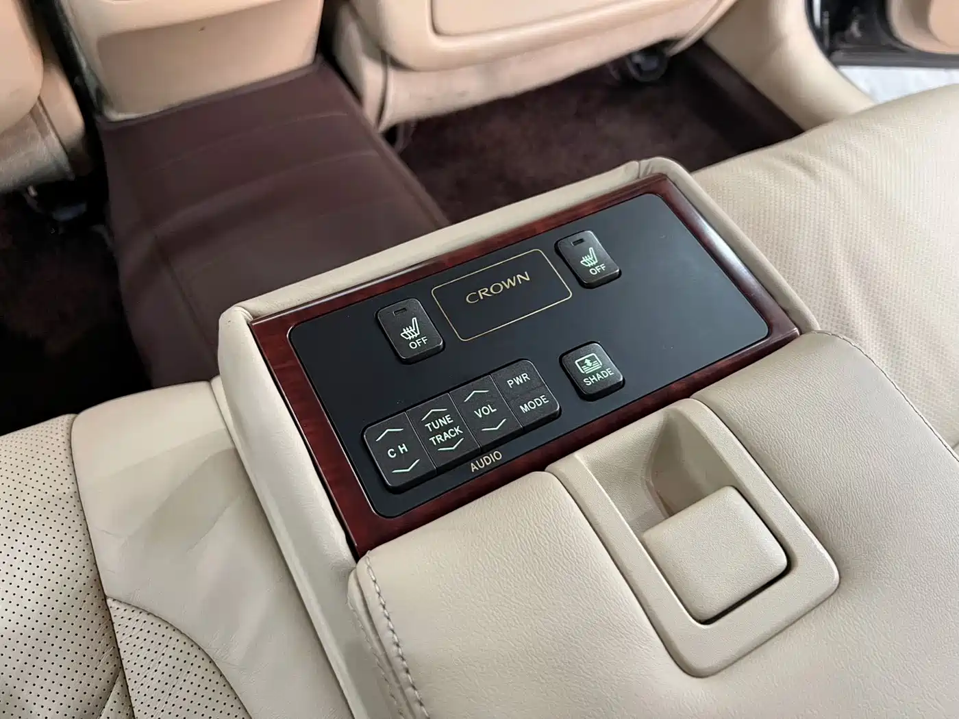 Фото 16 - Toyota Crown