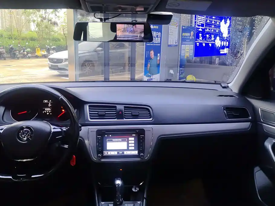 Volkswagen Lavida 2015 1.6L Automatic Comfort Edition фото 13