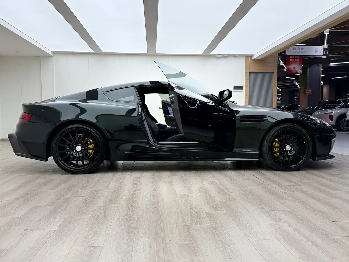 Aston Martin DB9 2011 6.0L Touchtronic Coupe фото 6