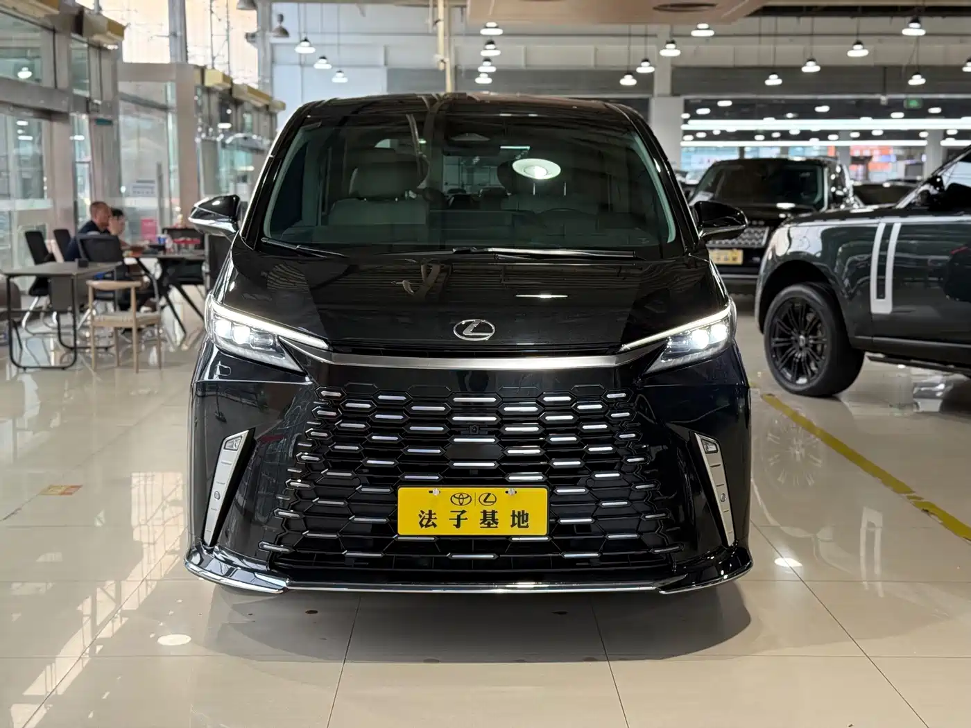 Фото 2 - Lexus LM