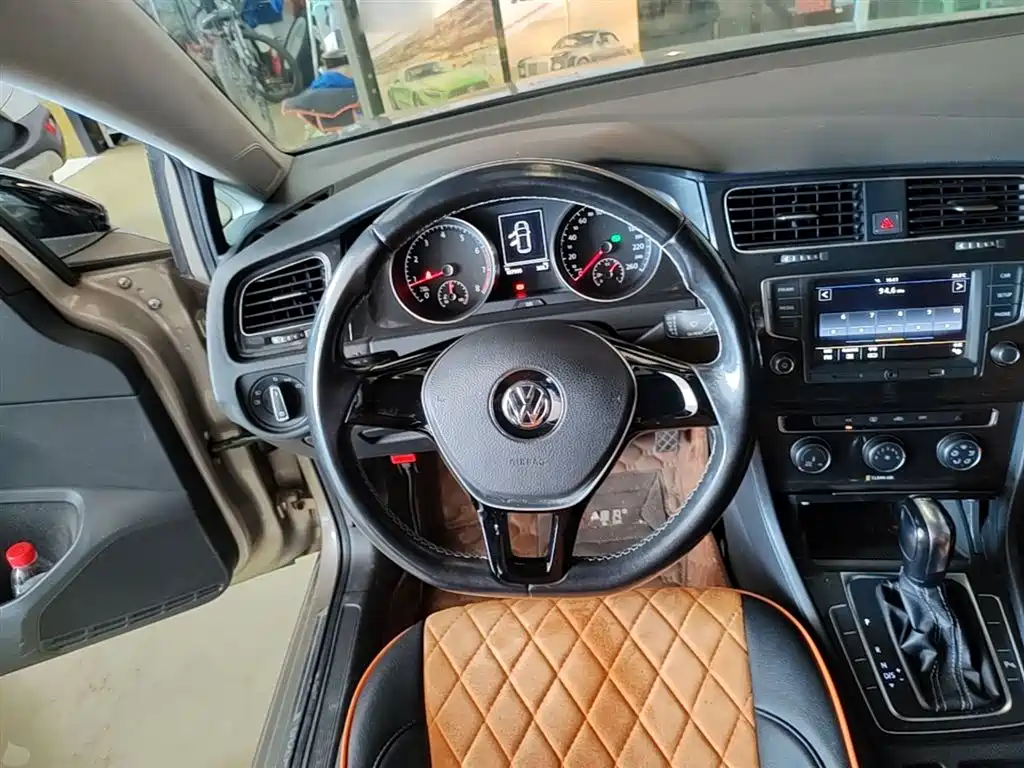 Volkswagen Golf 2017 230TSI Auto Comfort Millionth Anniversary Edition фото 11