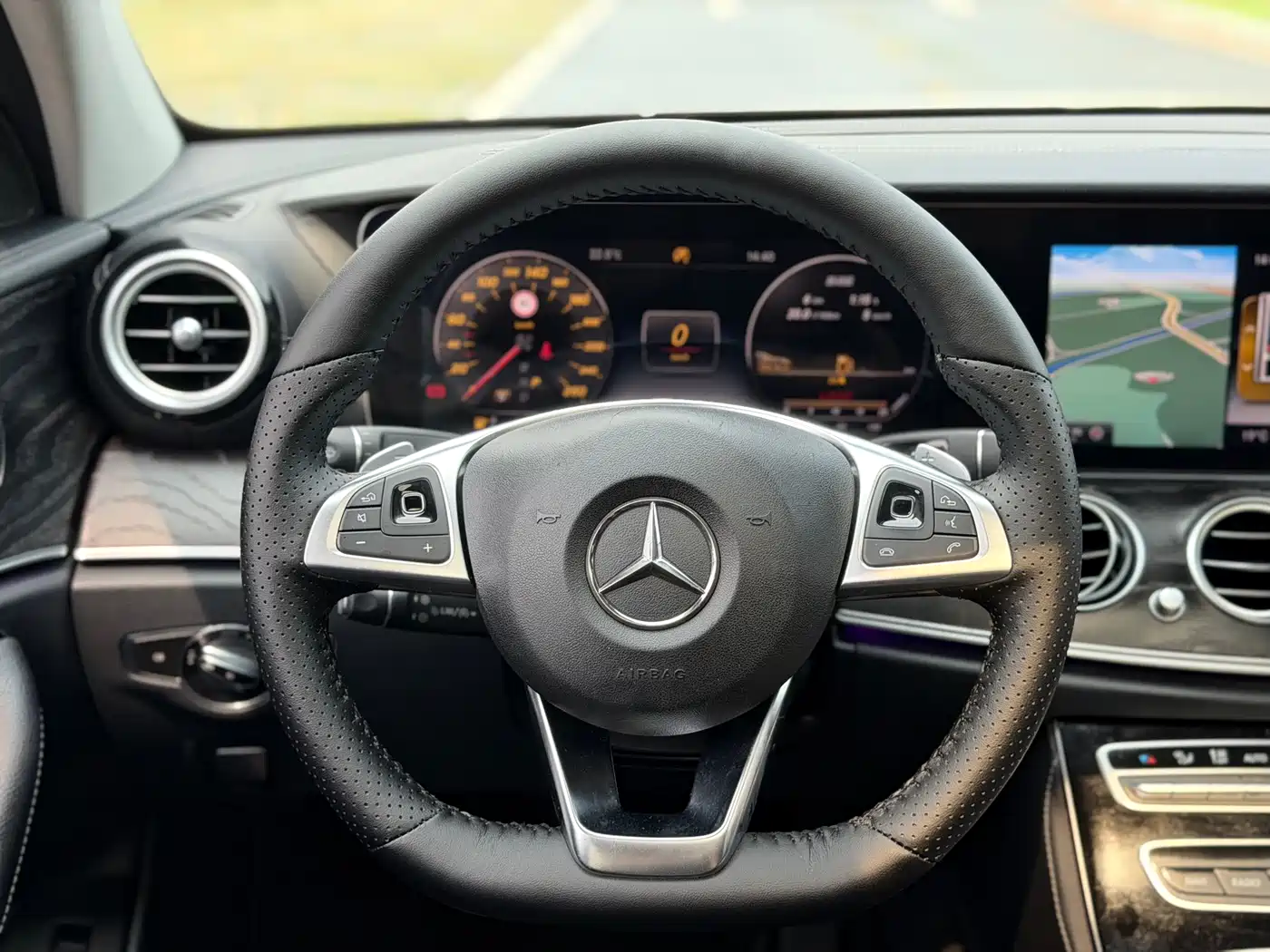 Mercedes-Benz E-Class 2016 E 200 L Sport Type фото 14