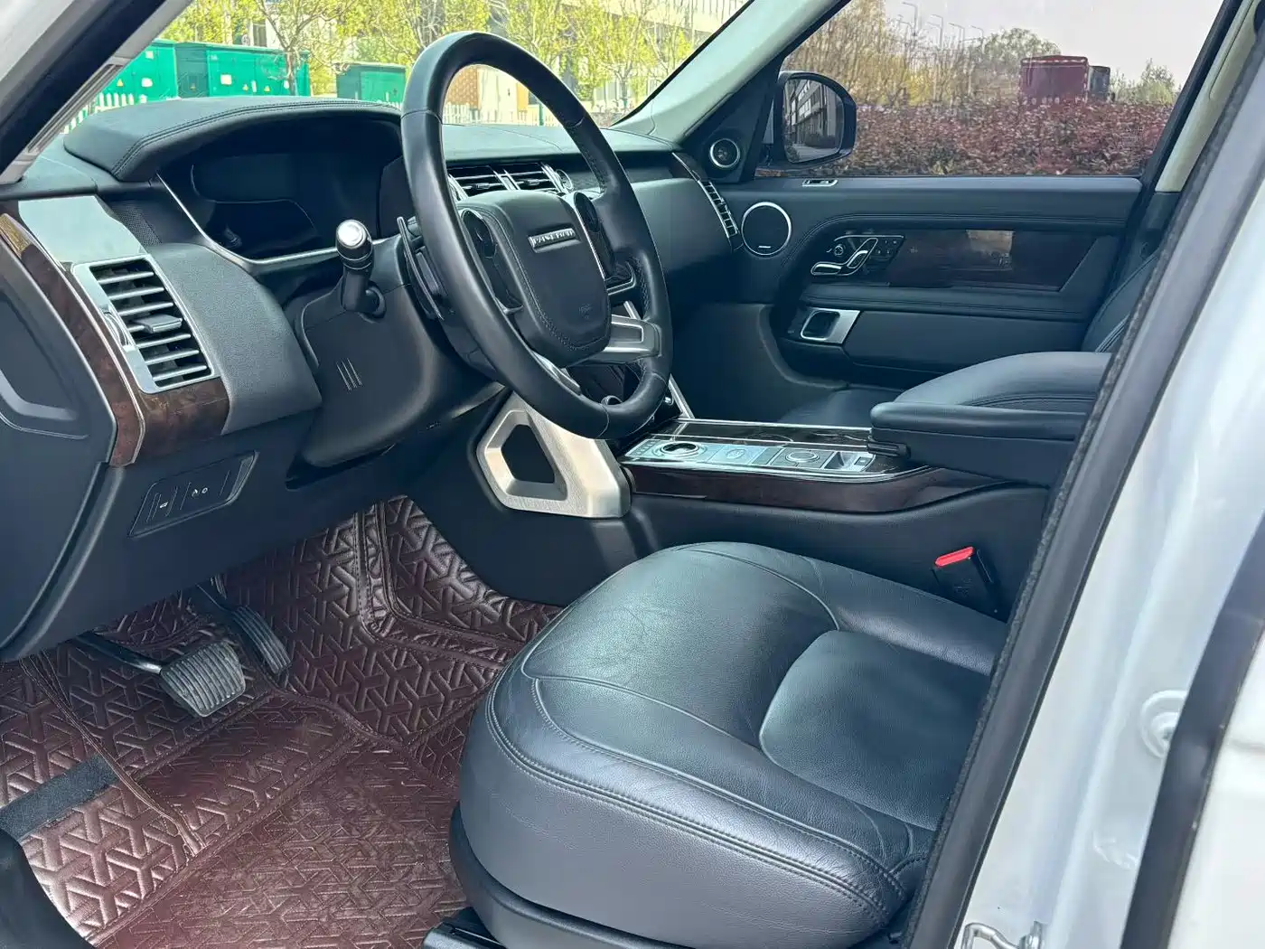 Land Rover Range Rover 2022 3.0 L6 360PS Golden Age Edition фото 4