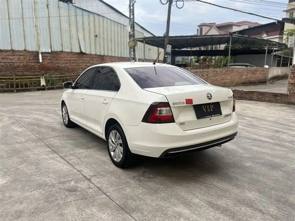 Škoda Rapid 2018 1.6L Automatic Comfort Edition фото 4