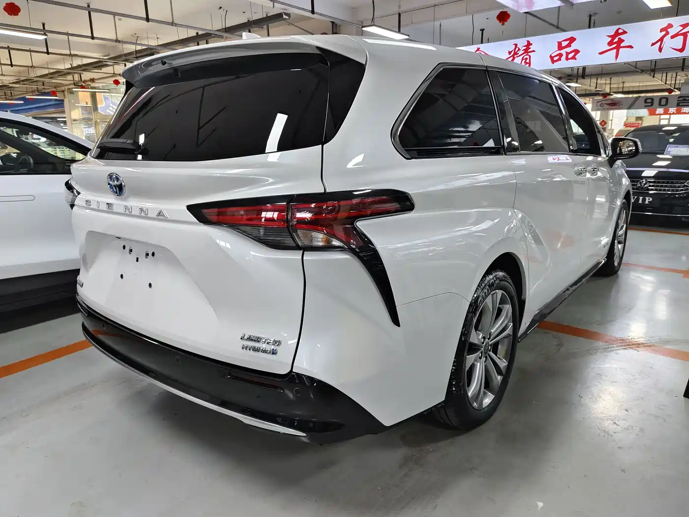 Toyota Sienna 2023 2.5L Hybrid Premium Edition фото 4