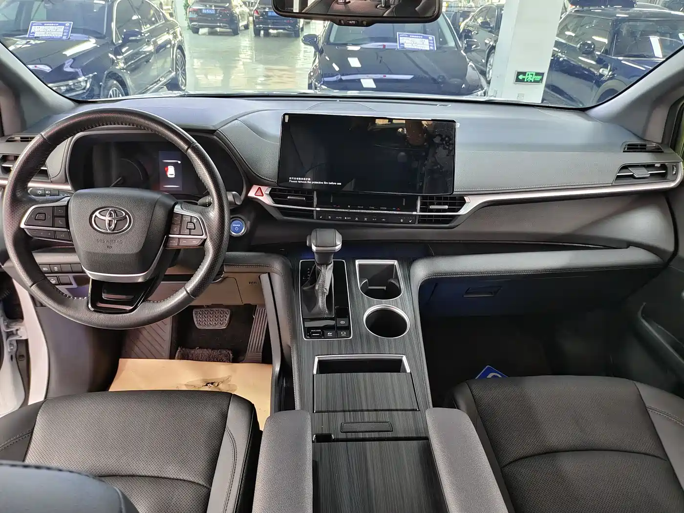 Toyota Sienna 2023 2.5L Hybrid Premium Edition фото 9