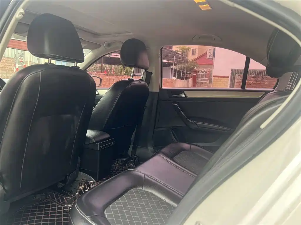 Škoda Rapid 2018 1.6L Automatic Comfort Edition фото 9