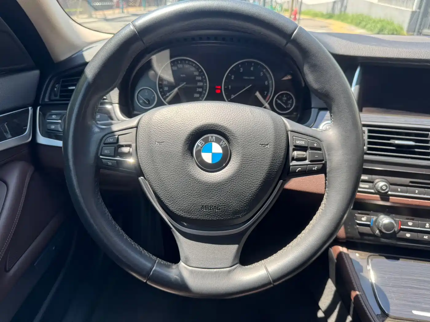 BMW 5 Series 2014 525Li Luxury Design Package фото 10