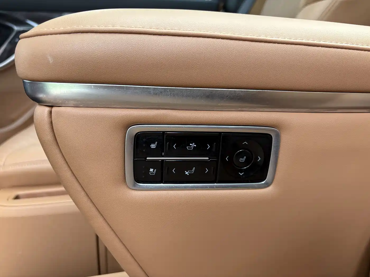 SAIC Maxus Dajia 9 2024 Super Hybrid Long Range Forest Edition 7-Seater фото 19