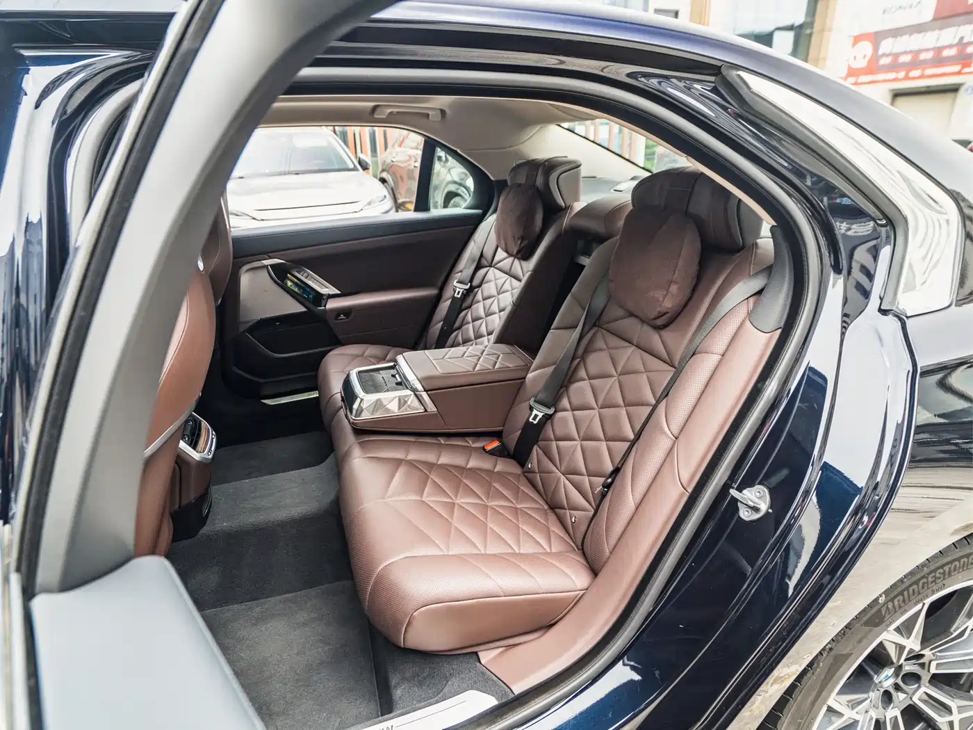 BMW 7 Series 2023 Model 735Li Luxury Package фото 8