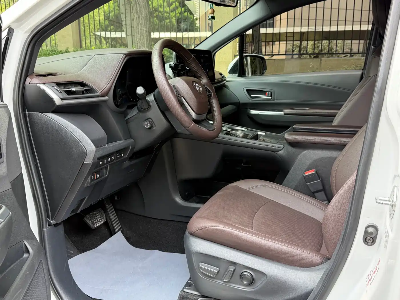 Toyota Sienna 2021 2.5L Hybrid Platinum Edition фото 6
