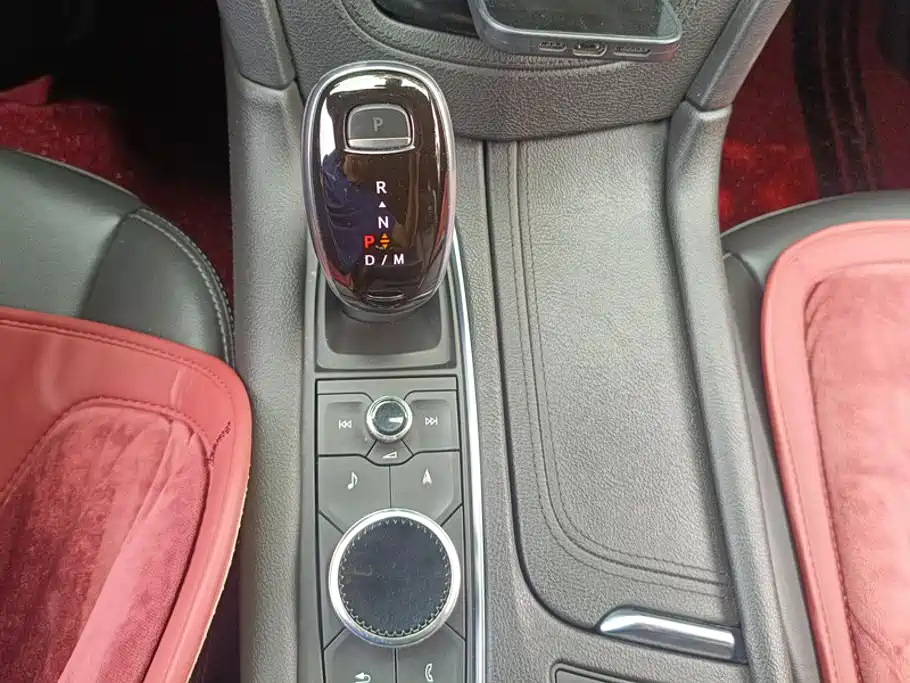 Photo 16 - Cadillac XT6