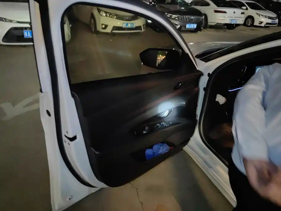 Photo 7 - Hyundai Elantra