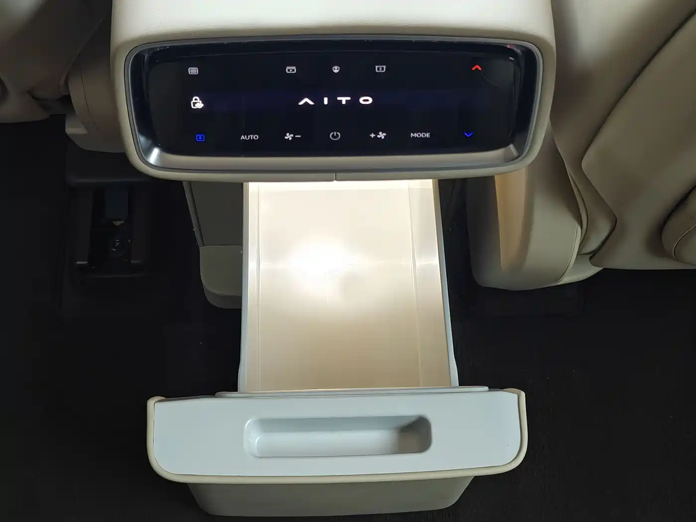 AITO Wenjie AITO M9 2024 Extended Range Ultra 42kWh 6-Seater фото 9