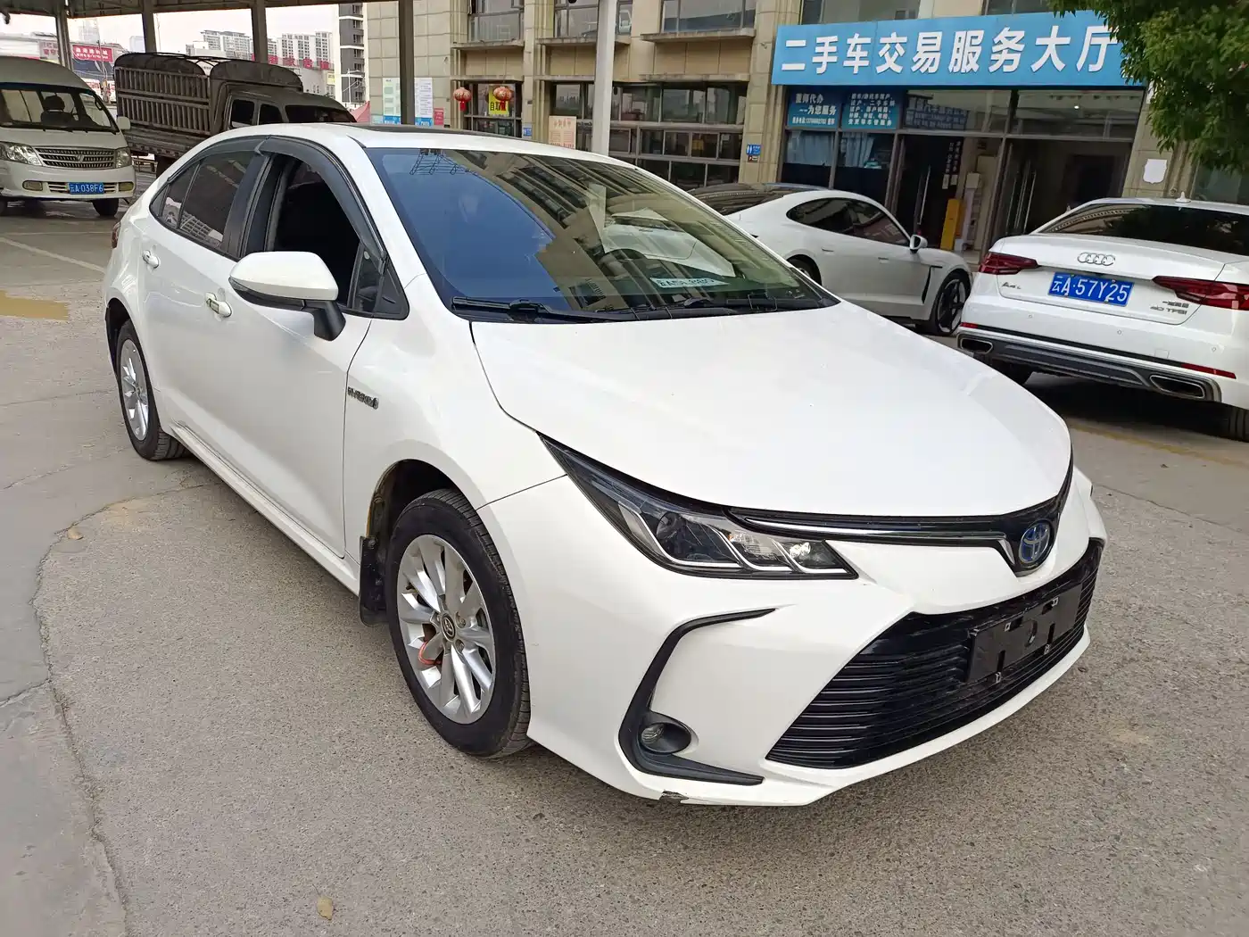 Toyota Corolla 2021 Hybrid 1.8L E-CVT Pioneer Edition фото 3