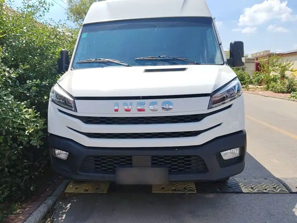 Iveco Daily 2024 2023 2.8T V35 Van Short Wheelbase Medium Roof Dual Tire Sliding Door 2-3 Seats